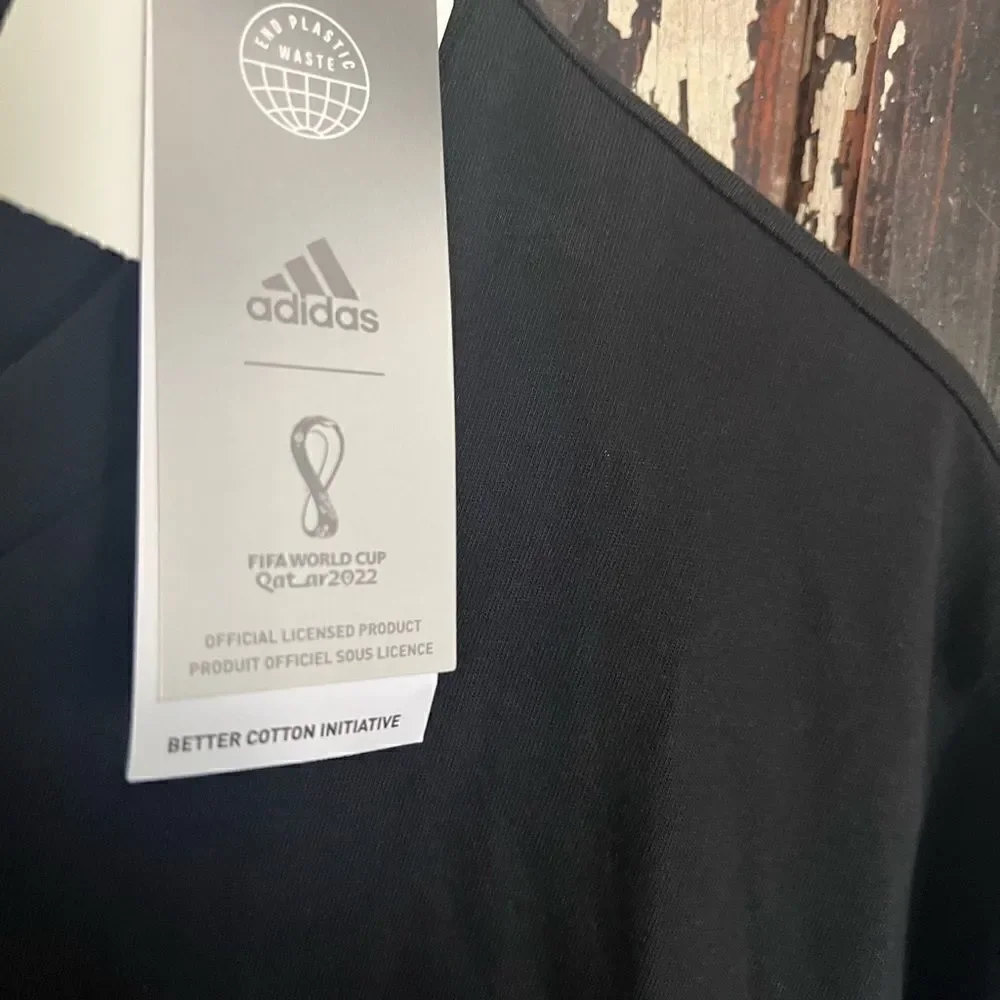 Men’s NWT Adidas FIFA World Cup 2022 Official Emblem T-shirt. Size XL.